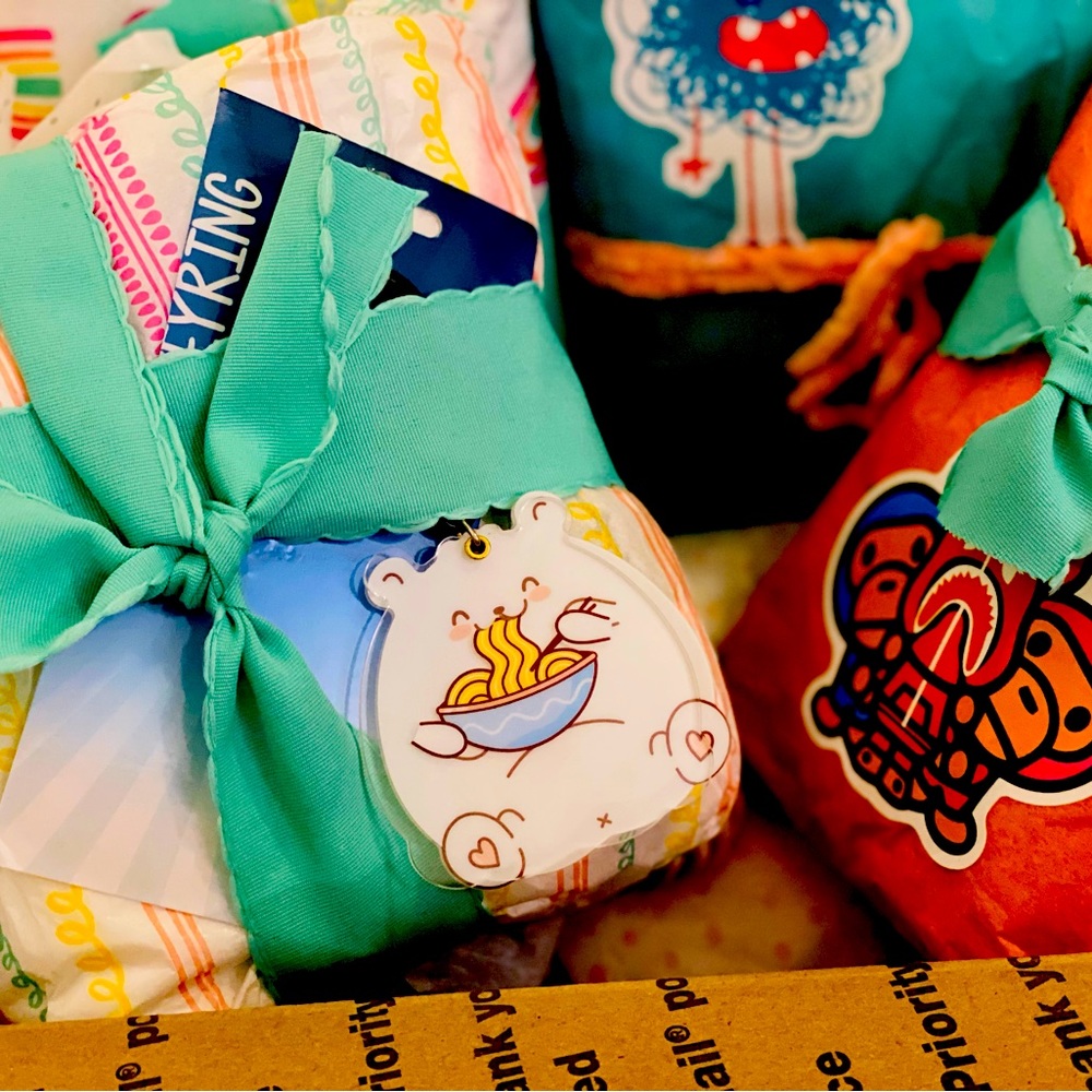 Buy Shop @rebekahcochran and her daughter @_kskorner closet!!! Try them out!!!